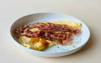 Омлет с карамелизованным беконом и сыром чеддер