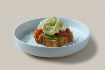 Яйцо бенедикт с лососем на булочке бриошь