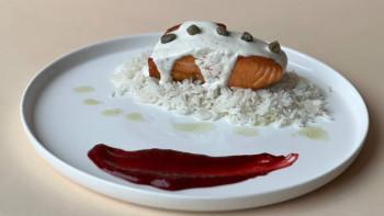 Лосось на подушке из тайского риса со сливочным соусом и каперсами 