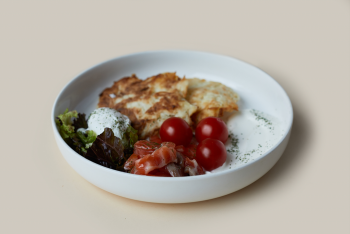 Драники картофельные с лососем и яйцом пашот 