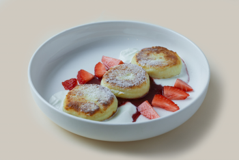 Сырники со свежими ягодам и сметаной