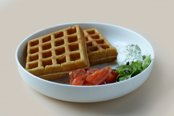 Венские вафли с лососем и яйцом пашот 