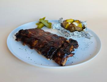 Свиные ребра BBQ с печеным картофелем и ароматным маслом 